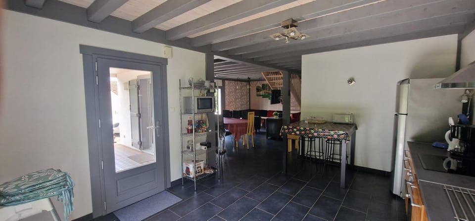 Communal lounge/ TV room, Kitchen or kitchenette, fireplace, oven