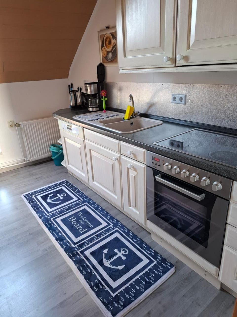 Kitchen or kitchenette, dishwasher, stove