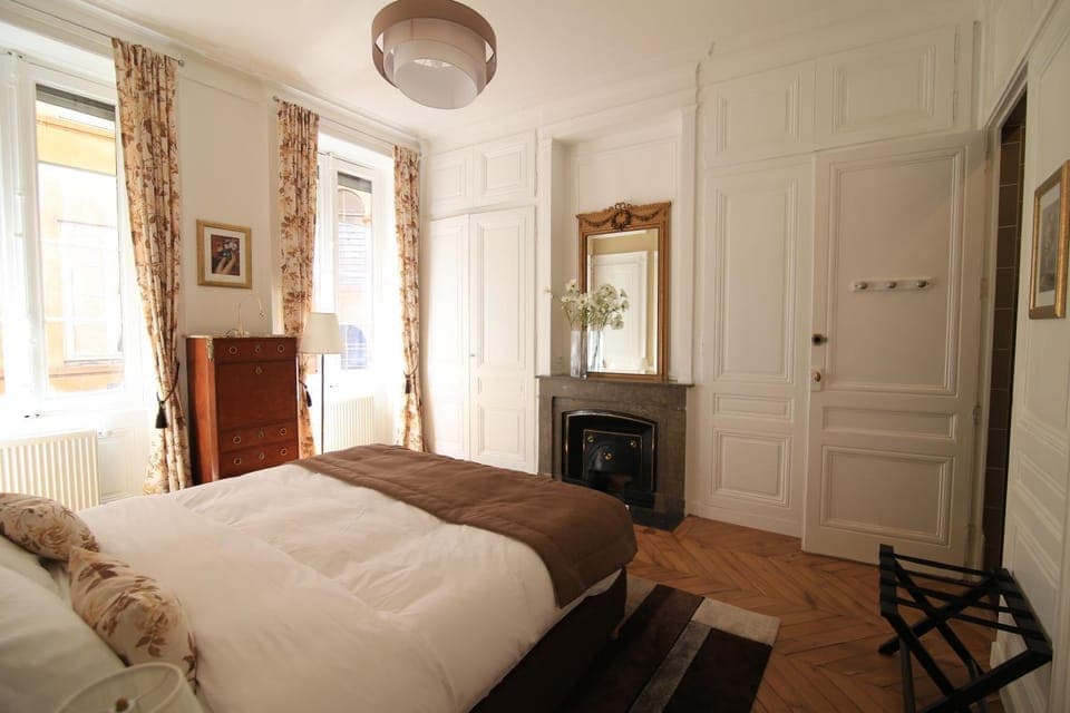 Photo of the whole room, Bedroom