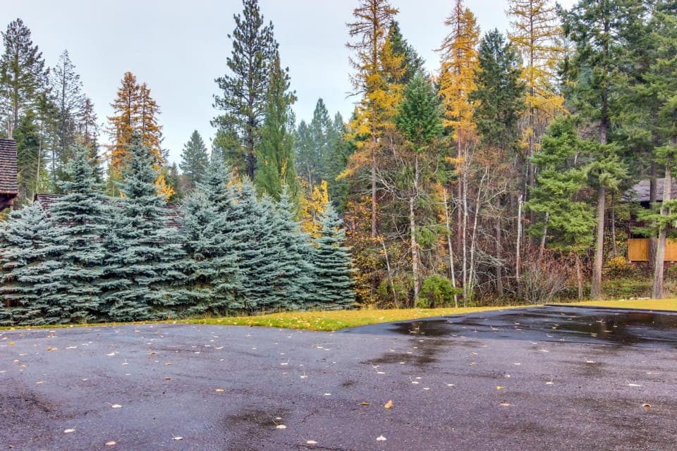 Bay Point Lakefront 1B Down Apartment in Whitefish