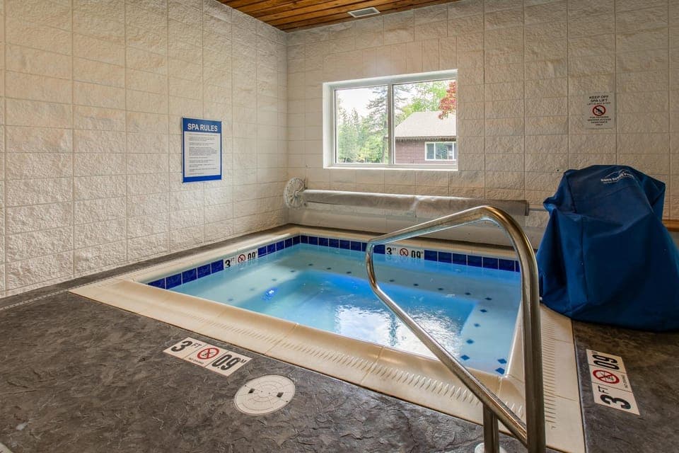 Bay Point Lakefront 1B Down Apartment in Whitefish