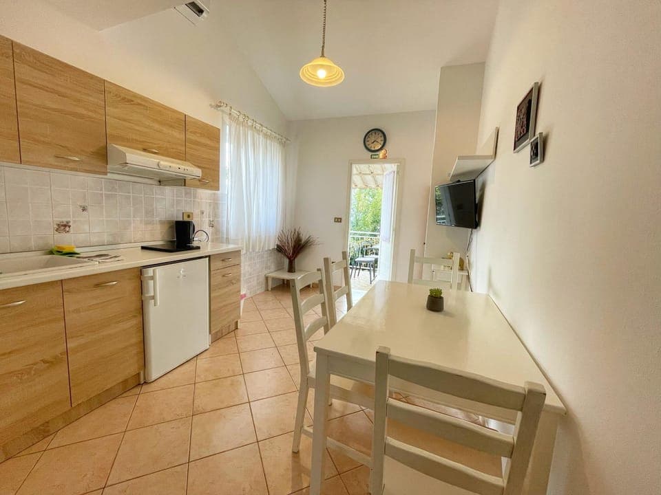 Kitchen or kitchenette, Dining area