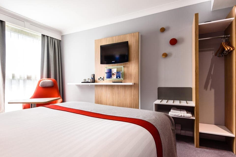 Bed, TV and multimedia, Coffee/tea facilities, Photo of the whole room, Bedroom, Pets, Pets, children, young children, older children, Family, hair dryier, pet friendly, pet friendly, air conditioner