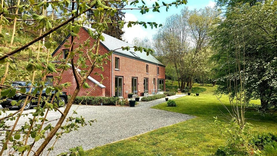 Property building, Facade/entrance, Day, Natural landscape, Garden, Garden view