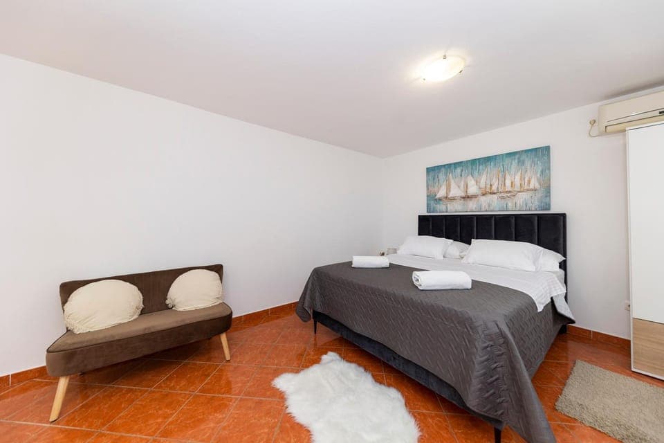 Bed, Seating area