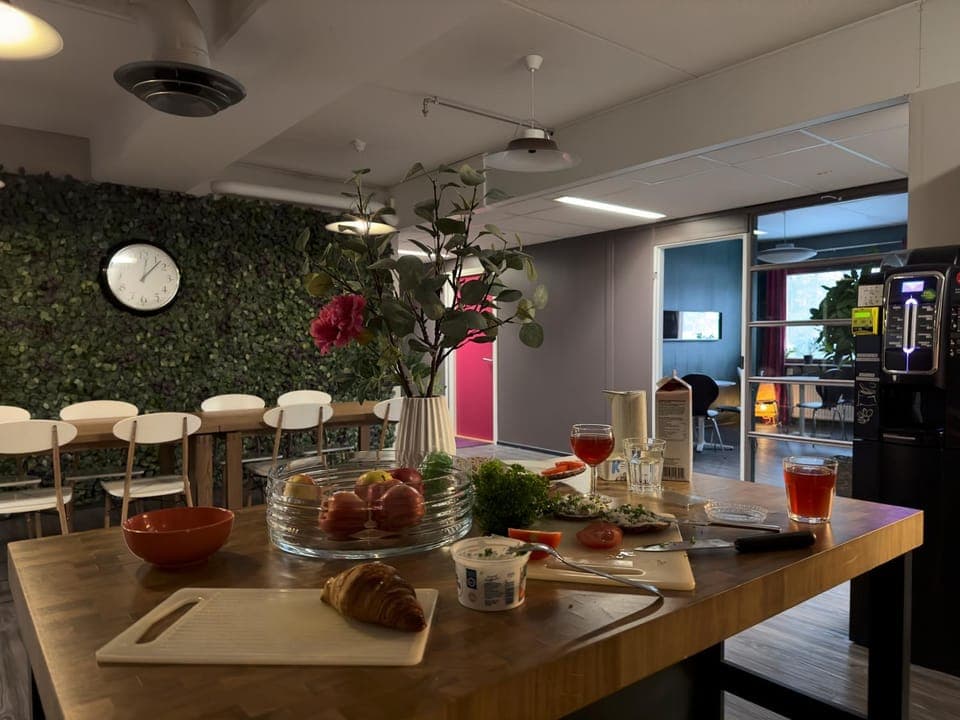 Coffee/tea facilities, Kitchen or kitchenette, Living room, Food and drinks, Seating area, Dining area