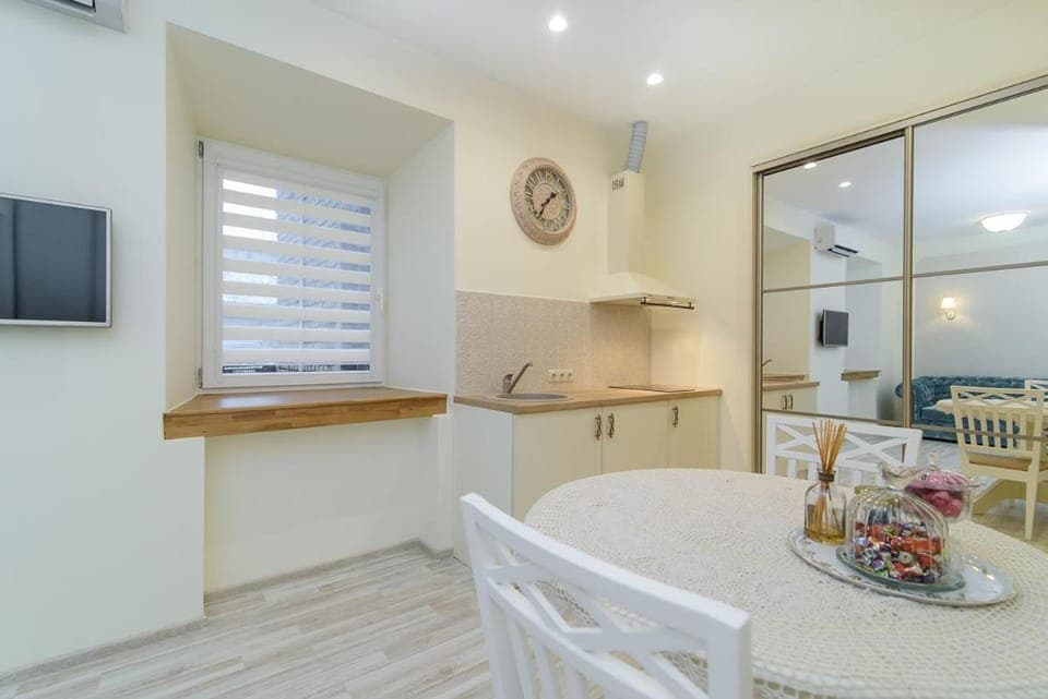 Kitchen or kitchenette, Dining area