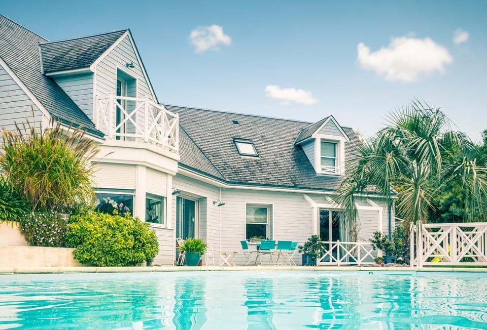 Property building, Day, Pool view, Swimming pool, sunbed