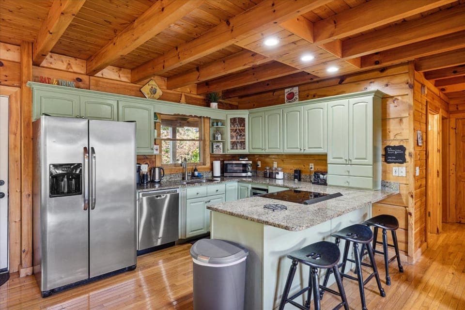 Coffee/tea facilities, Kitchen or kitchenette, dishwasher, oven, stove, toaster