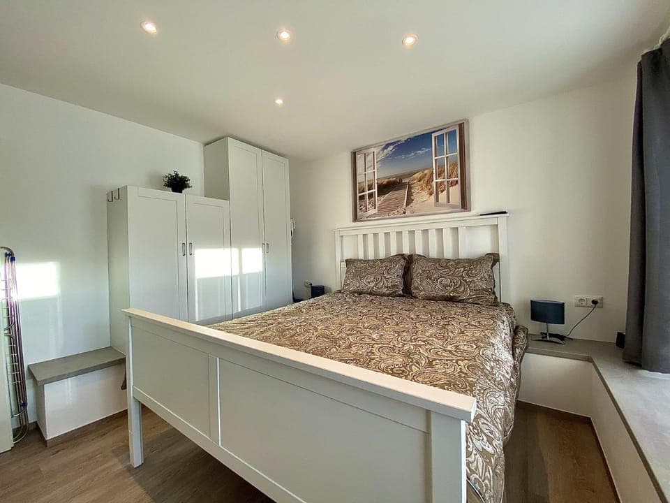 Bed, Bedroom, Area and facilities