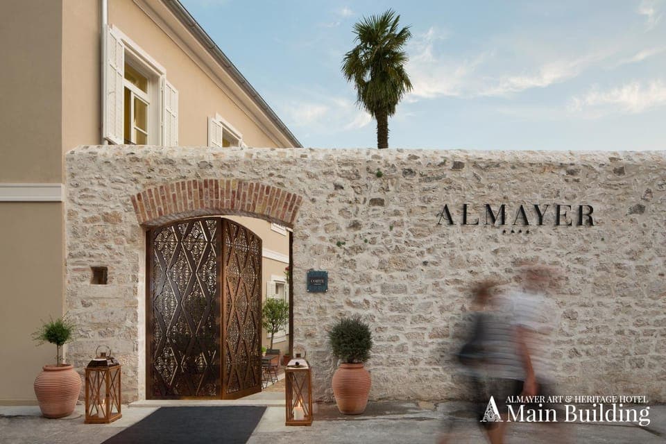 Property building, Facade/entrance, Property logo or sign