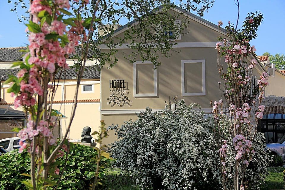 Facade/entrance, Off site, Day, Property logo or sign, Neighbourhood, Natural landscape, View (from property/room)
