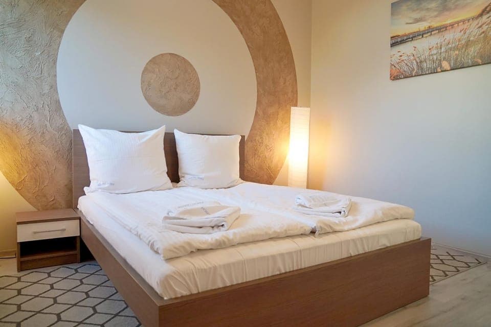 Bed, Photo of the whole room, Bedroom, towels