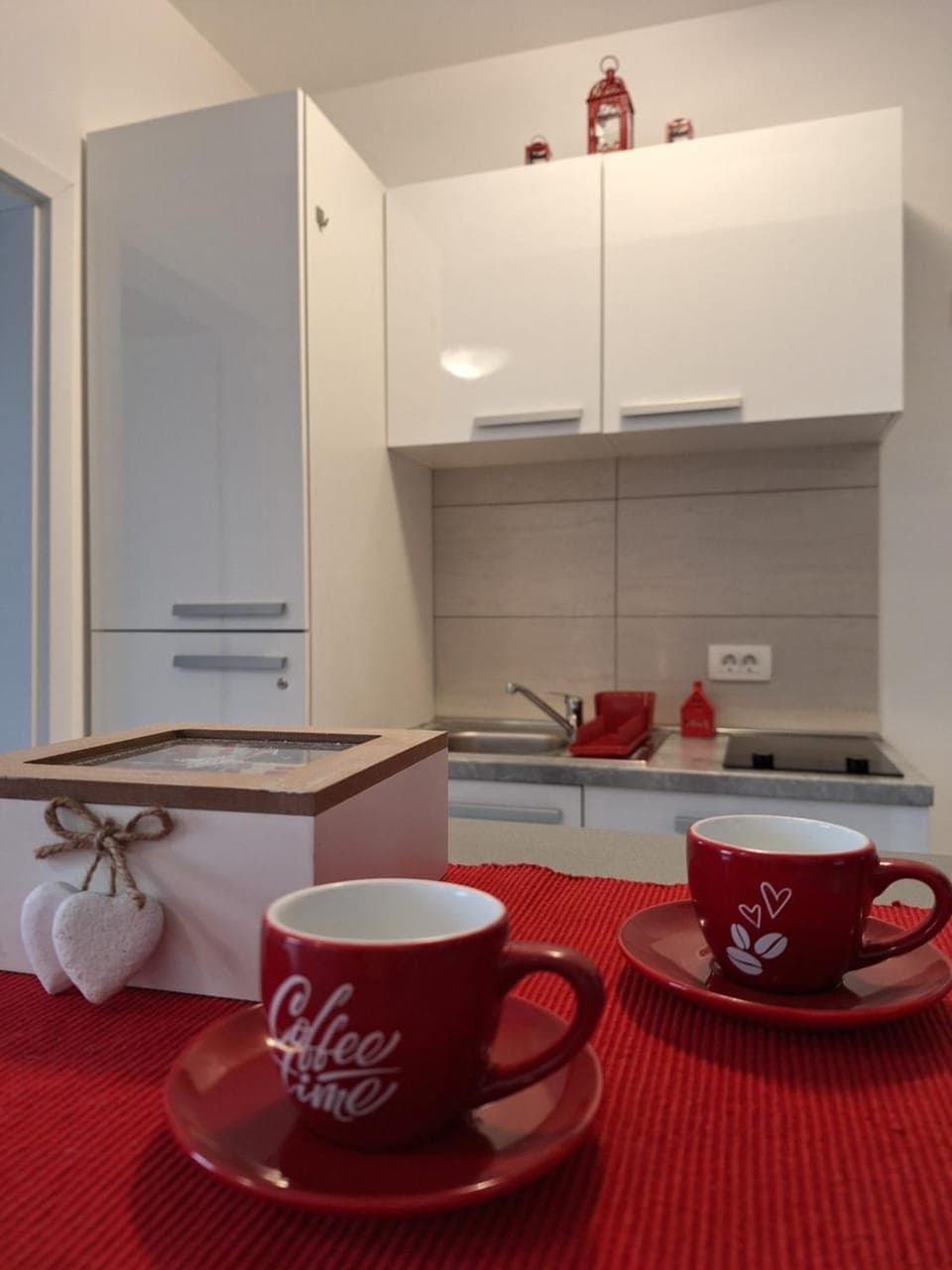 Coffee/tea facilities, Kitchen or kitchenette, Seating area, stove
