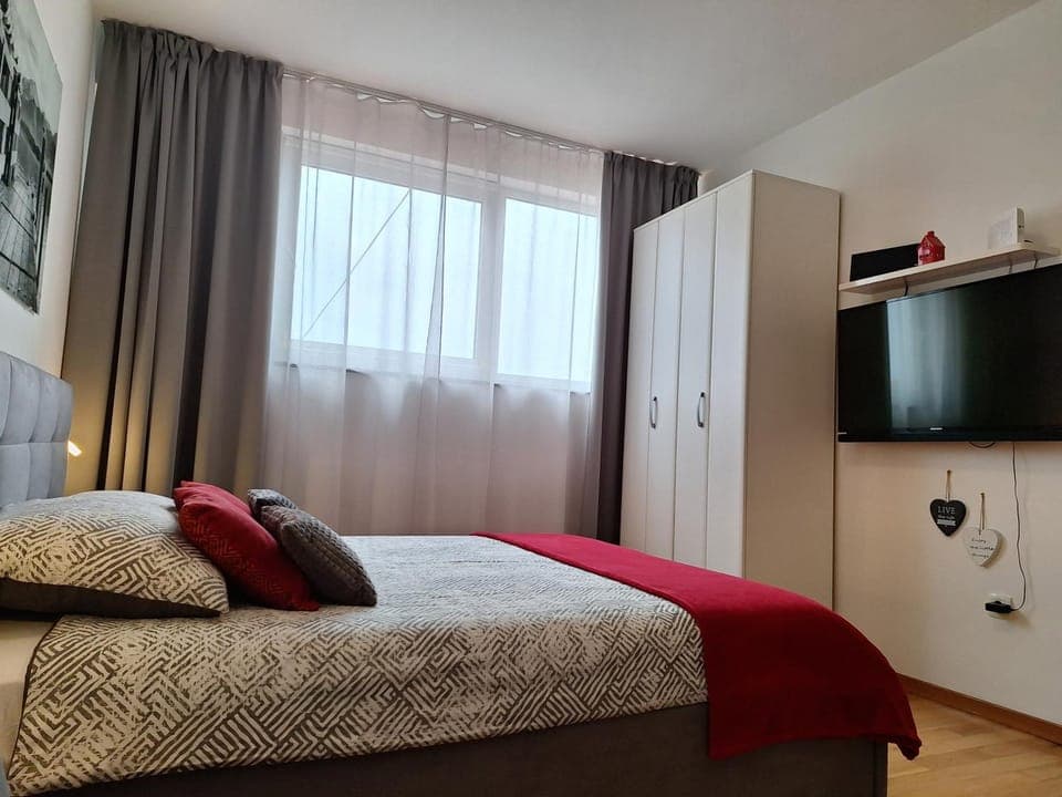 Bed, TV and multimedia, Bedroom