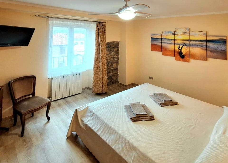 Bed, TV and multimedia, Bedroom