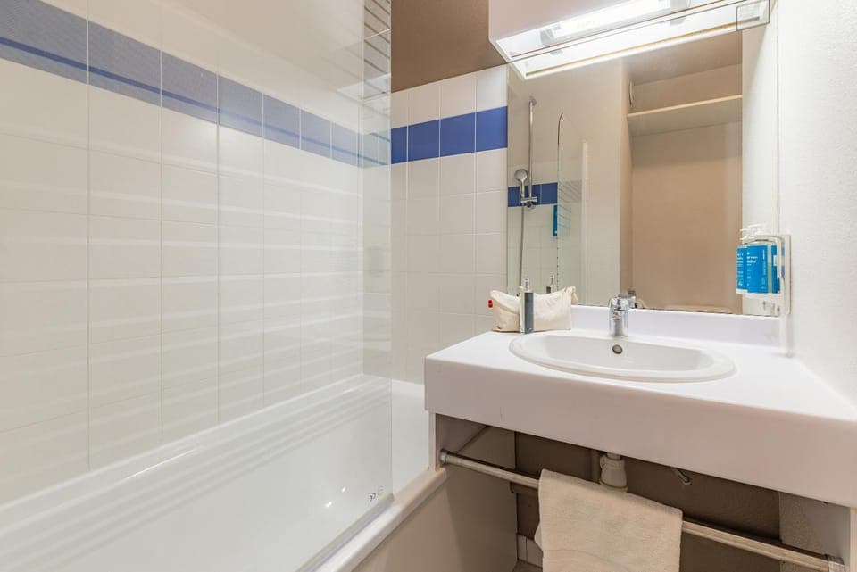 Bathroom, Bath, towels