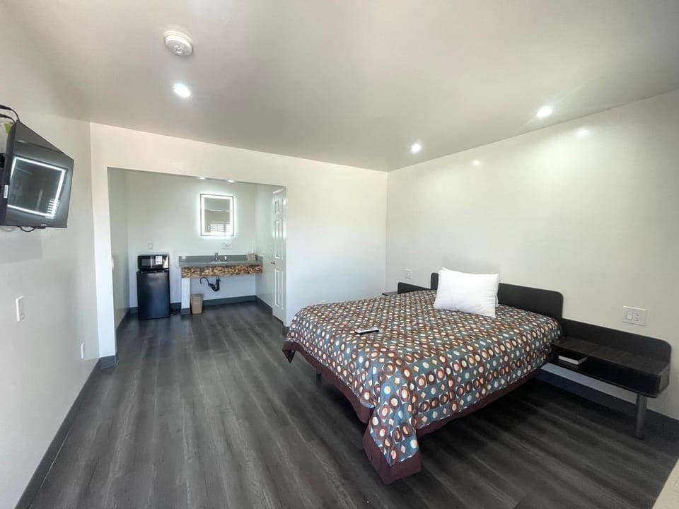 Photo of the whole room, Bedroom