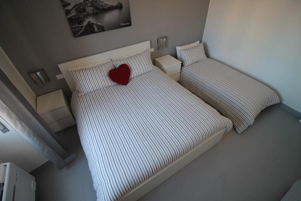 Photo of the whole room, Bedroom