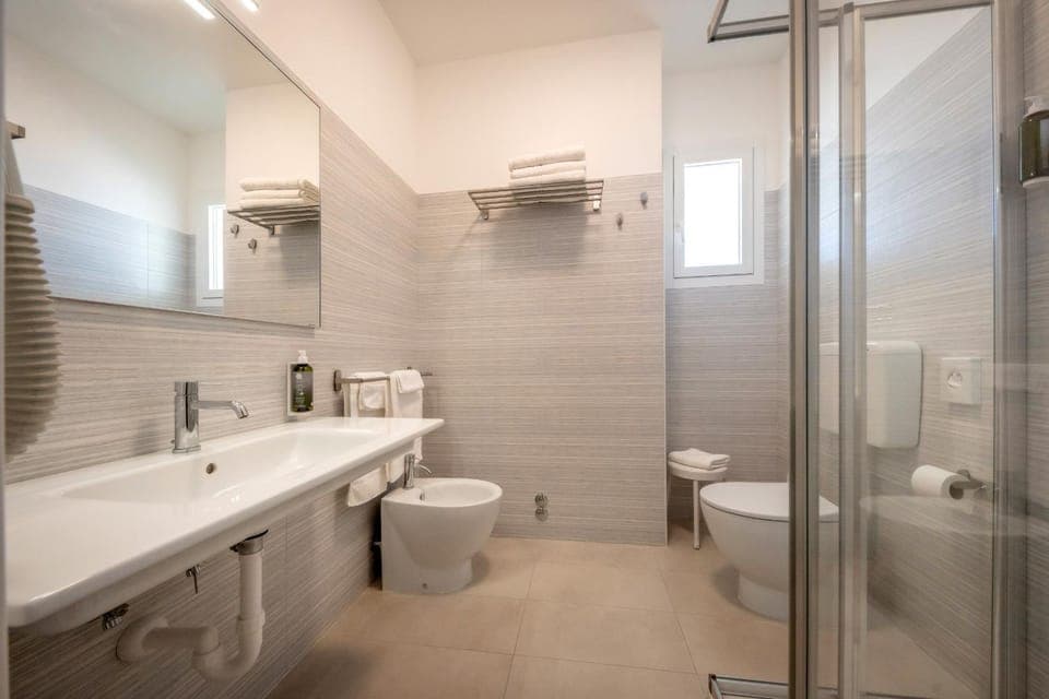 Shower, Toilet, Bathroom, bidet, towels