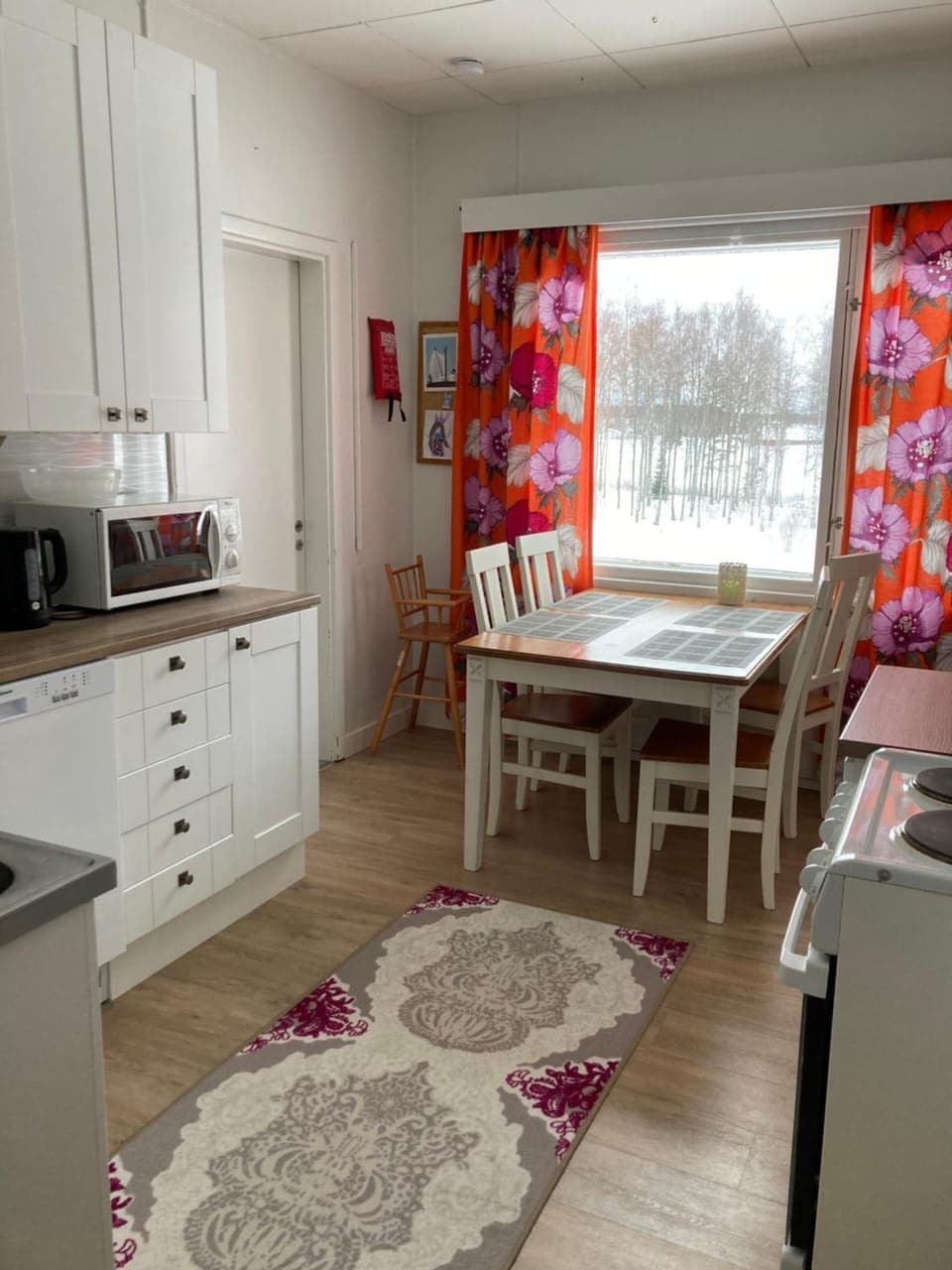 Kitchen or kitchenette, Dining area