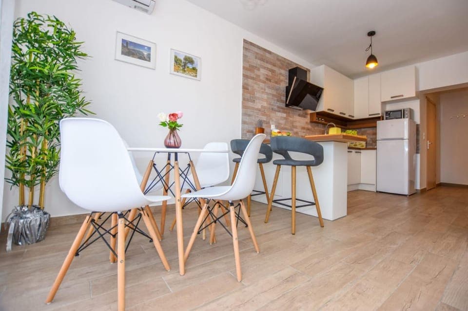 Kitchen or kitchenette, Seating area, Dining area, oven