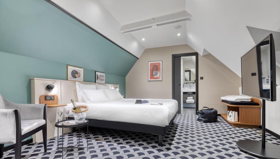 Photo of the whole room, Bedroom