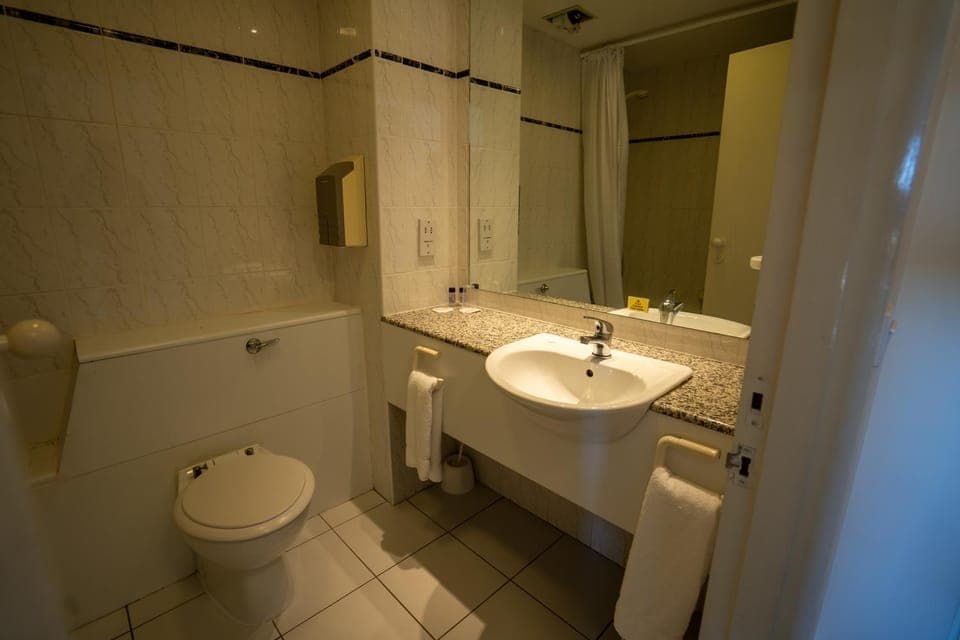 Shower, Toilet, Bathroom, Bath, towels