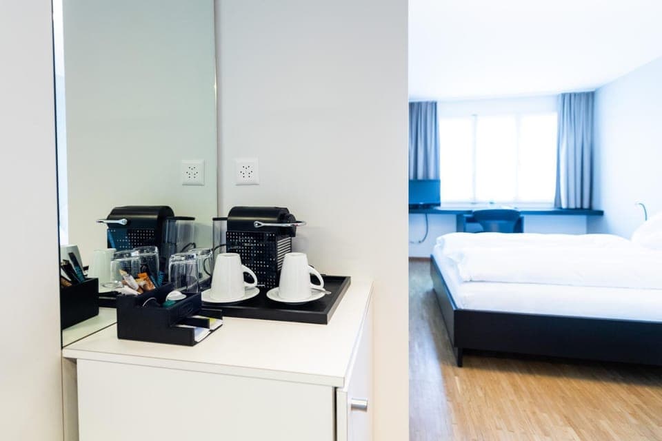 Shower, Toilet, Day, Bathroom, TV and multimedia, Coffee/tea facilities, Seating area, Bedroom, On site