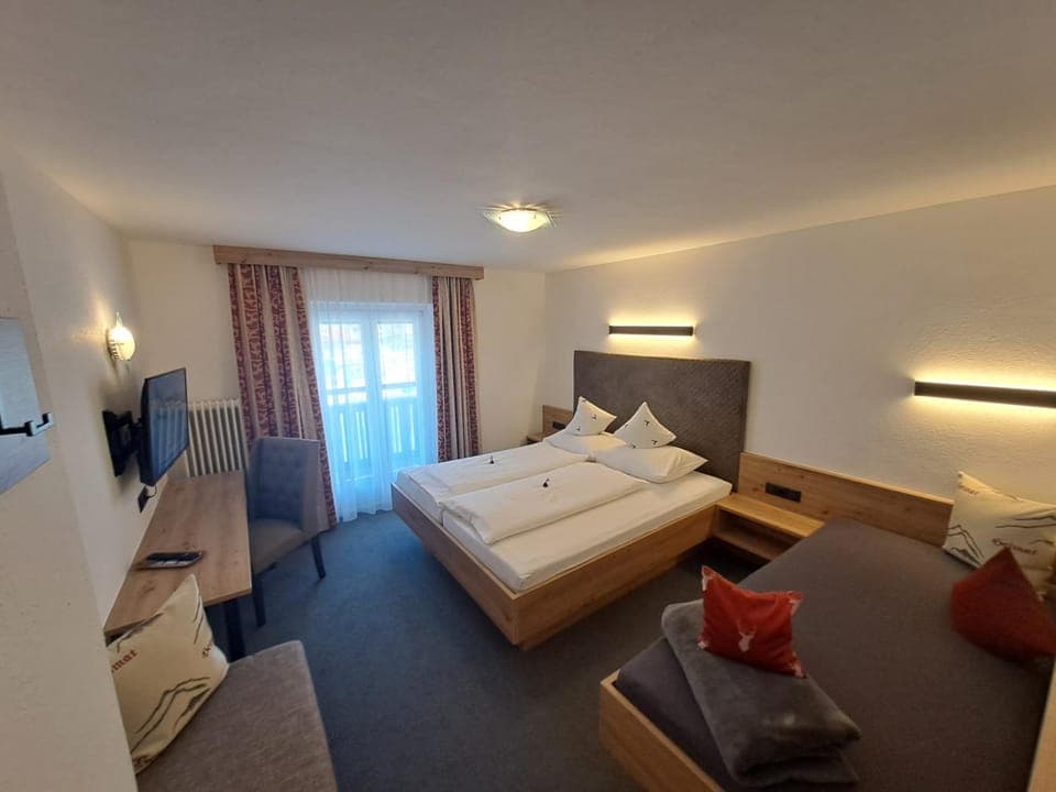 Bed, TV and multimedia, Photo of the whole room, Seating area, Bedroom, towels