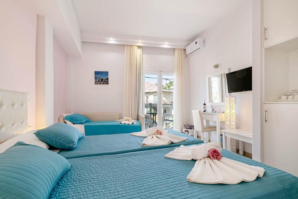 Bed, TV and multimedia, Bedroom, towels, air conditioner