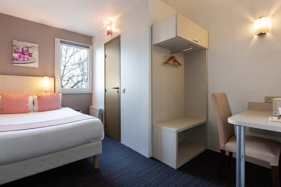 Property building, Bed, Bathroom