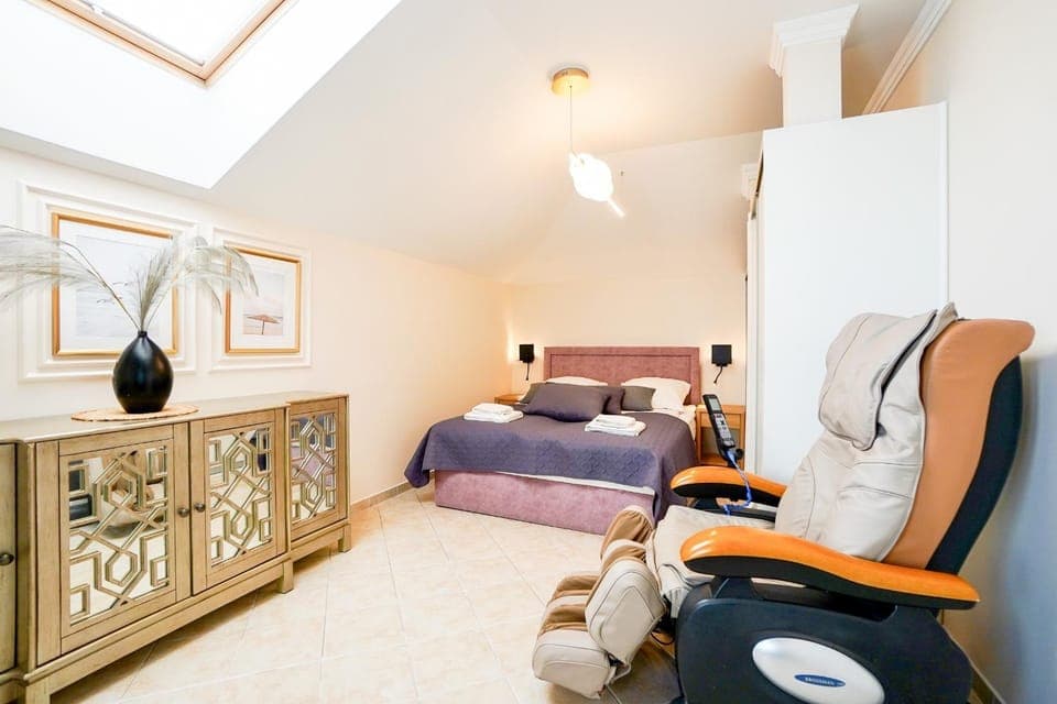 Bed, Photo of the whole room, Seating area, Bedroom