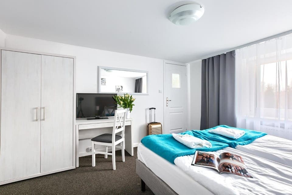 Bed, TV and multimedia, Living room, Photo of the whole room, Seating area, Bedroom