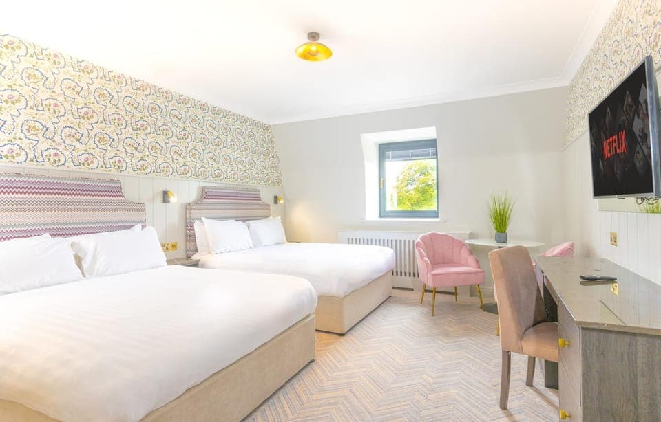 Photo of the whole room, Bedroom