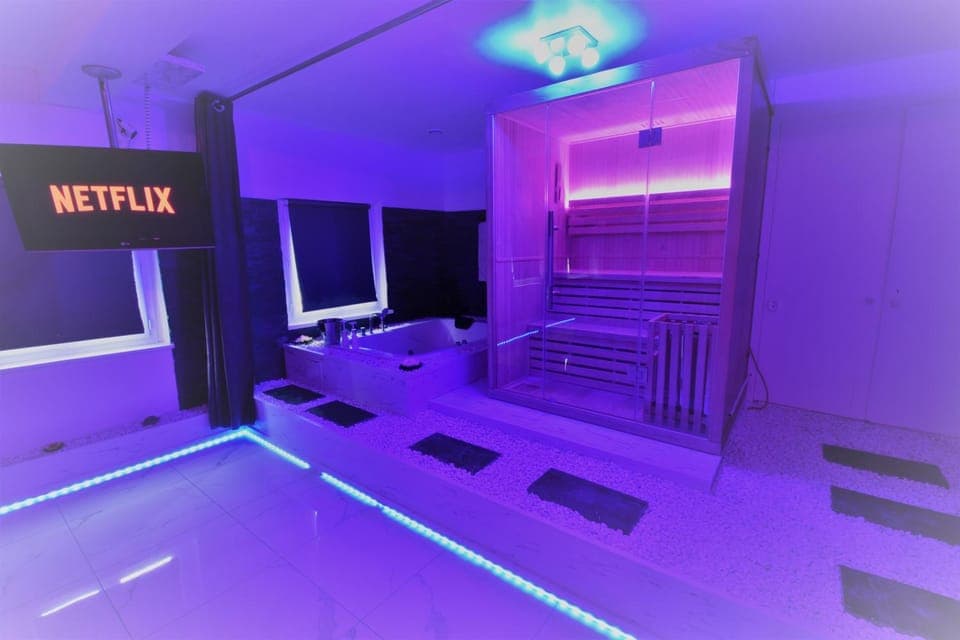 Hot Tub, Sauna, TV and multimedia, Spa and wellness centre/facilities