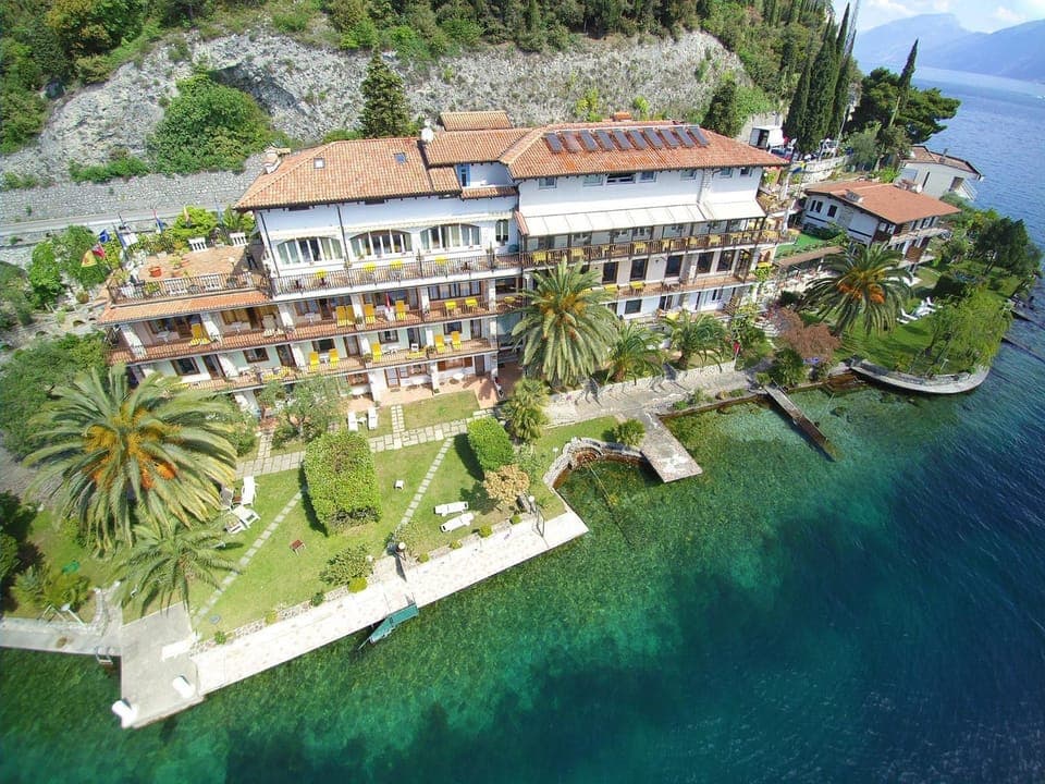 Property building, Facade/entrance, Natural landscape, Garden view, Lake view