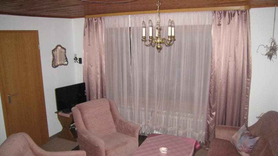 Photo of the whole room, Decorative detail