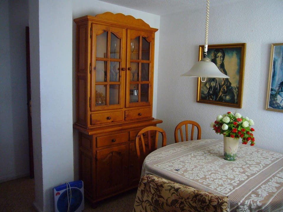 Photo of the whole room, Dining area