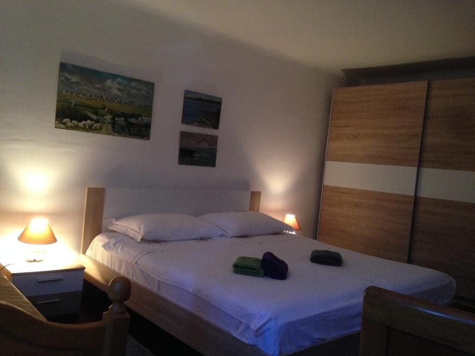 Photo of the whole room, Sea view