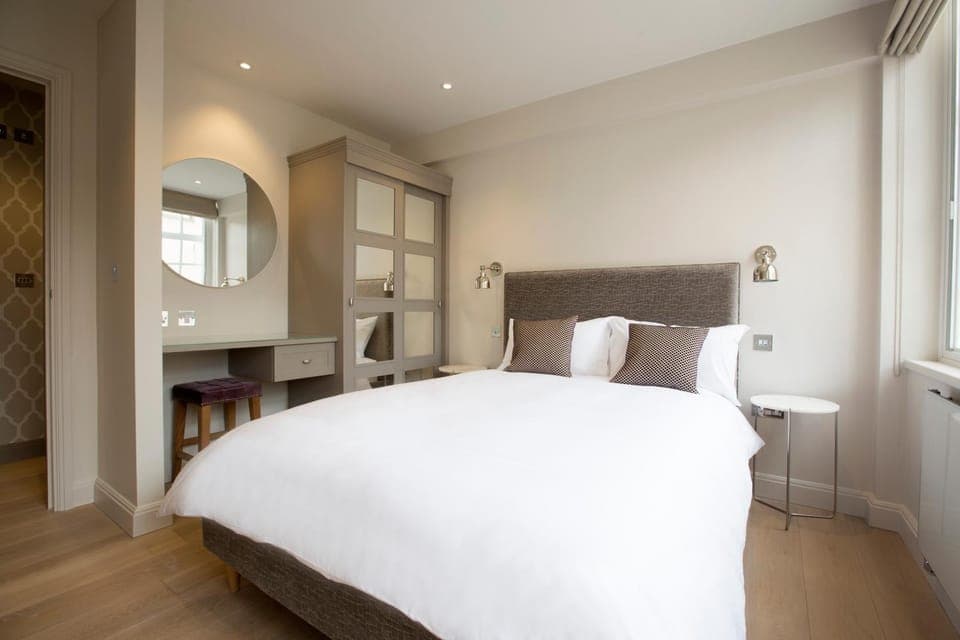 Photo of the whole room, Bedroom