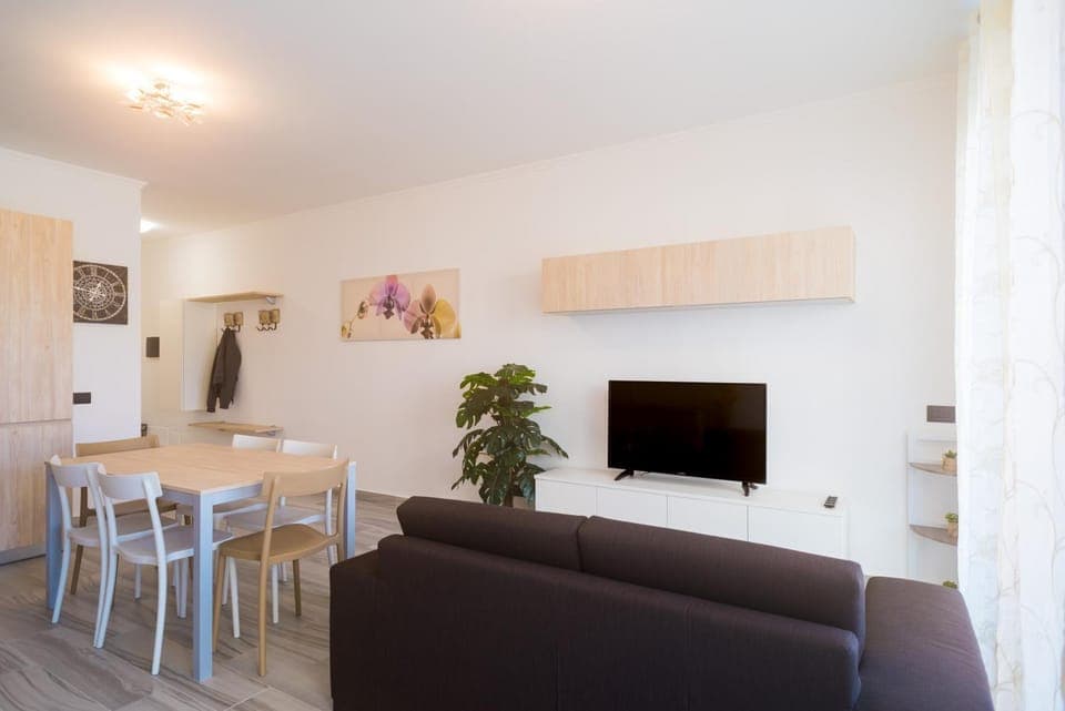 TV and multimedia, Living room, Dining area