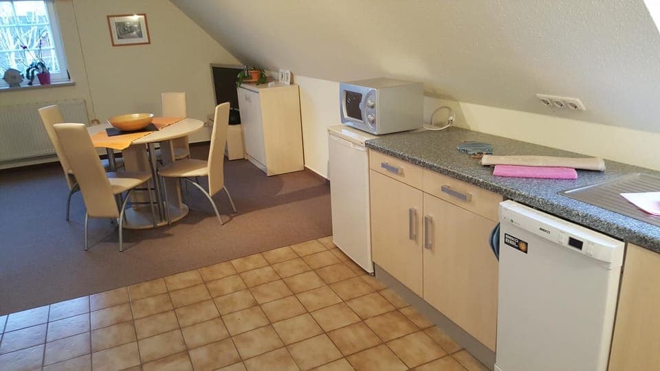 Kitchen or kitchenette, Dining area