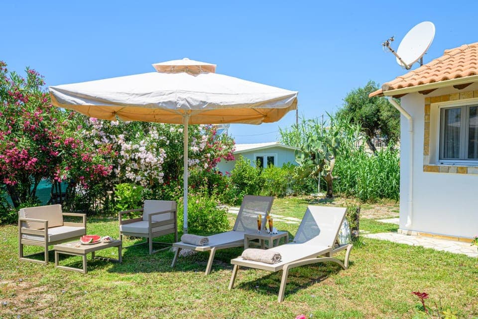 Patio, Day, Garden, Seating area, sunbed