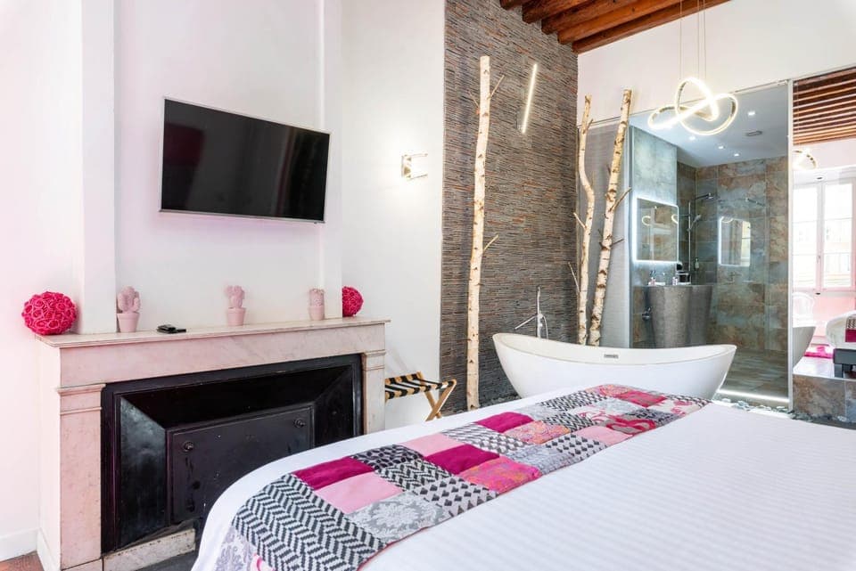 Bed, TV and multimedia, Photo of the whole room, Bedroom, fireplace, fireplace