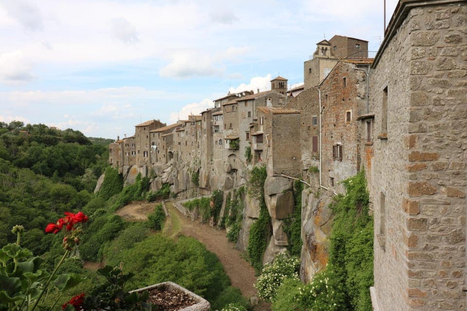 Nearby landmark, Neighbourhood, Natural landscape, On site