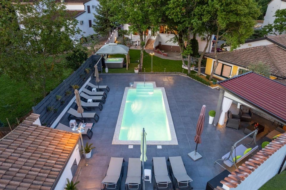 Garden view, Pool view, Swimming pool, sunbed