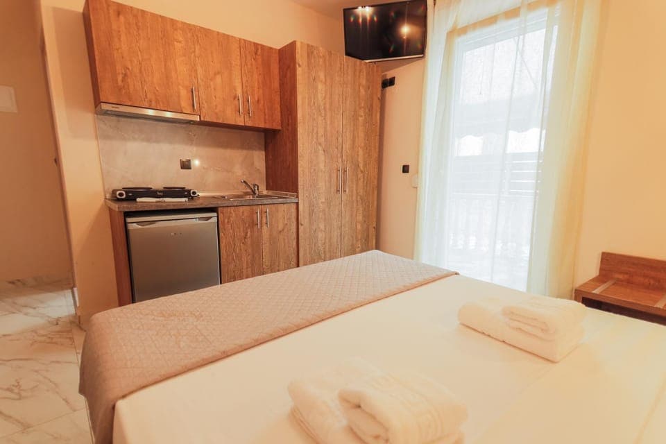 Bed, Kitchen or kitchenette, Photo of the whole room, Bedroom, stove, towels, wardrobe