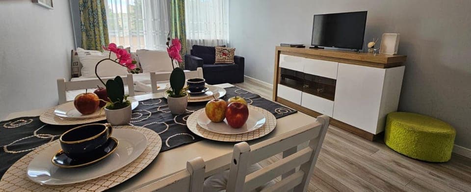 Communal lounge/ TV room, Bed, TV and multimedia, Living room, Seating area, Dining area, Evening entertainment