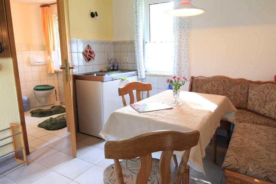 Coffee/tea facilities, Kitchen or kitchenette, Dining area